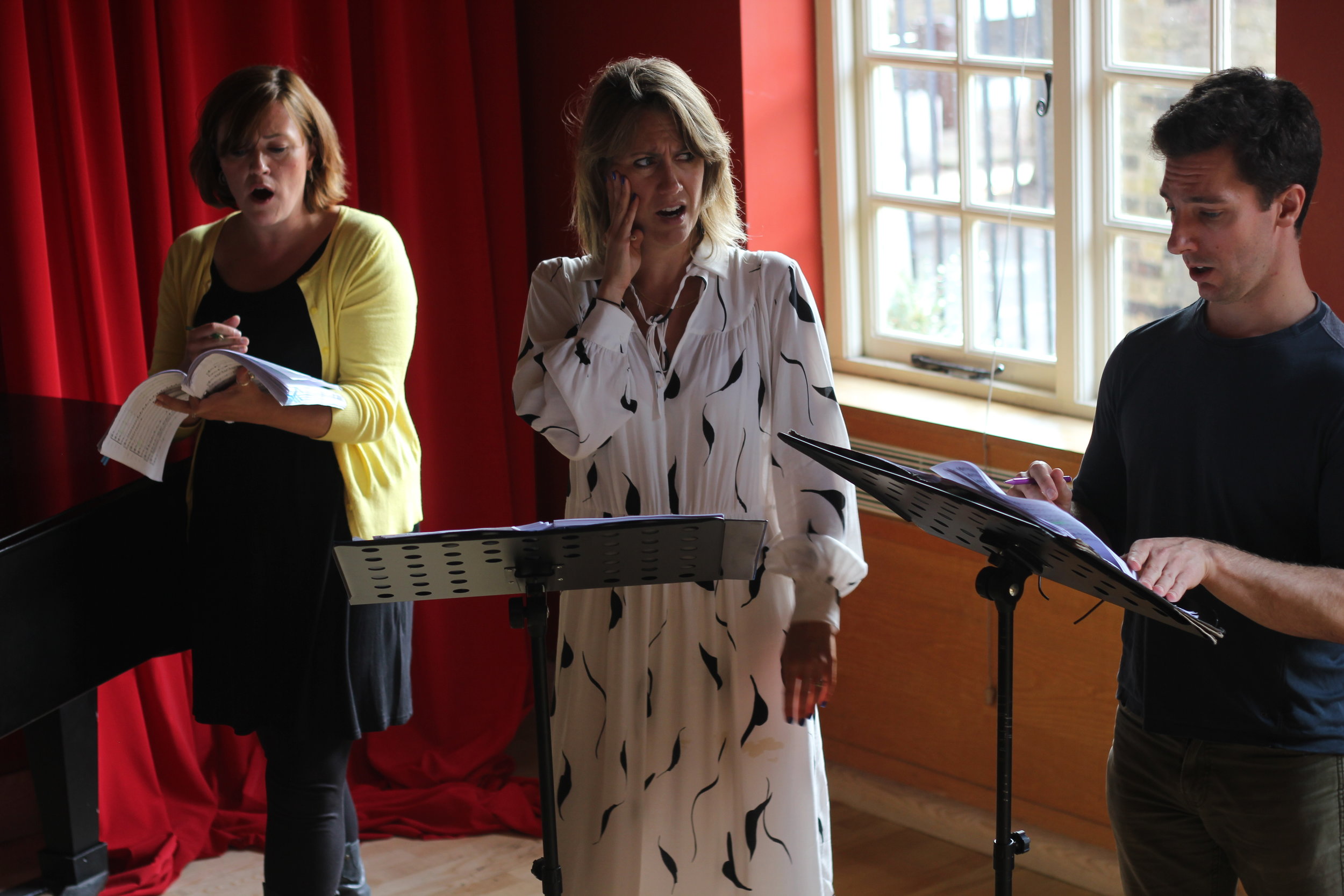 Maria Stuarda 2018: Louisa Ratcliffe (Anna), Flora McIntosh (Mary), Joseph Doody (Earl of Leicester)